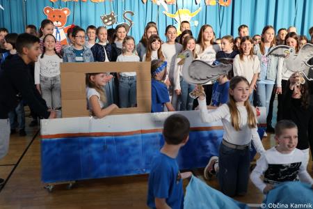 Otroci Osnovne šole Marije Vere so pozdravili pomlad in se spomnili knjižnih junakov (55)